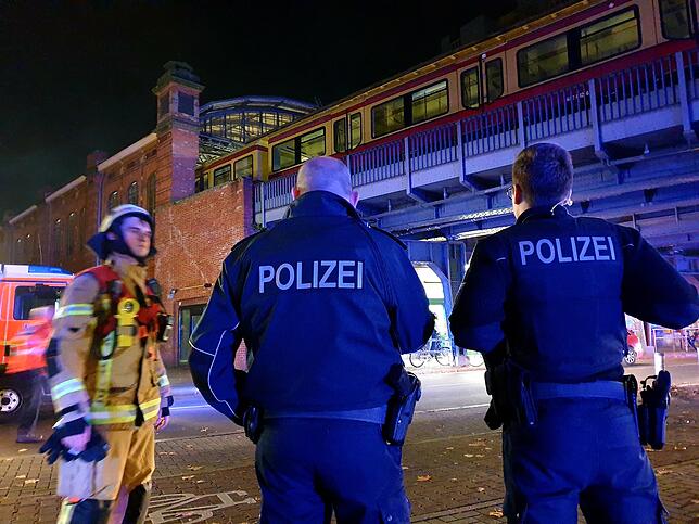 Polizisten stehen am Bahnhof Bellevue und unterhalten sich mit einem Feuerwehrmann. Ein Sonderzug eines privaten Bahnunternehmens war in ...