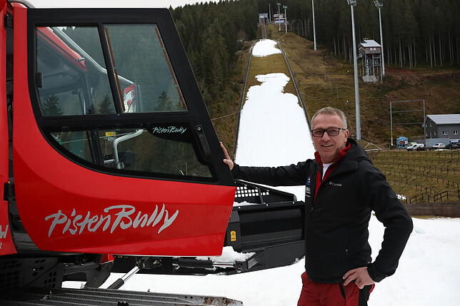 Schanzenchef Matthias Schlegel vor wenigen Tagen neben dem Pistenbully.