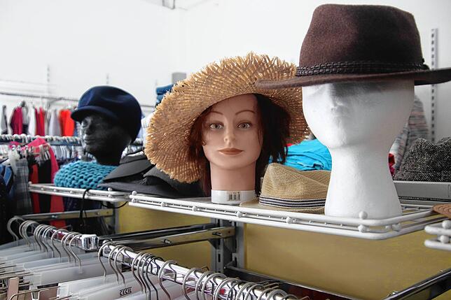 Im Kleiderladen des DRK in Mühlhofen gibt es (fast) alles – von Strohhut bis Dirndl.
