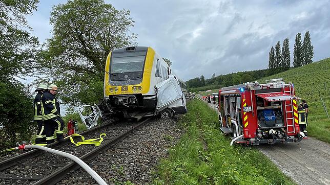 Ein Transporter ist am Mittwochmorgen unterhalb der Birnau mit einem Zug kollidiert.