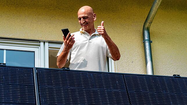 Bernd Gramlich liest auf der Smartphone App ab, wie viel Kohlendioxid er an diesem sonnigen Tag schon gespart hat.