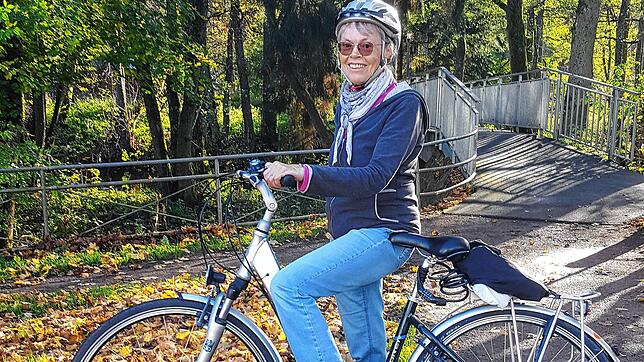 Rosemarie Herbst auf ihrem Fahrrad. Sie sagt: Bevor der Radweg an der Brigach bei der Friedrichstraße für viel Geld nachgebessert wird, ...