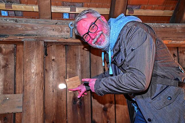 Durch solche kleinen Löcher in der Holzverschalung hat man einen einzigartigen Blick auf die Villinger Innenstadt, weiß Thomas Hasler.