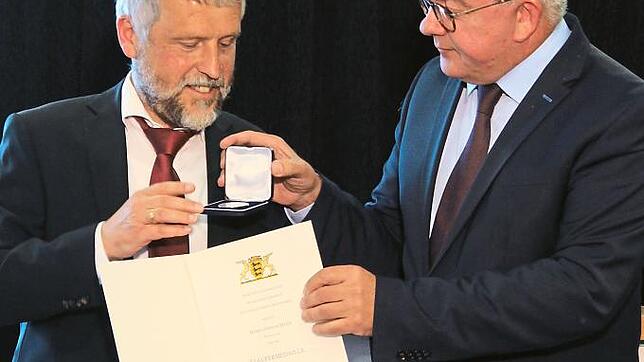 Die Staufermedaille überreicht Justizminister Guido Wolf (rechts) an Stephan Maier, den Leiter der Katharinenhöhe, in einer Feierstunde. ...