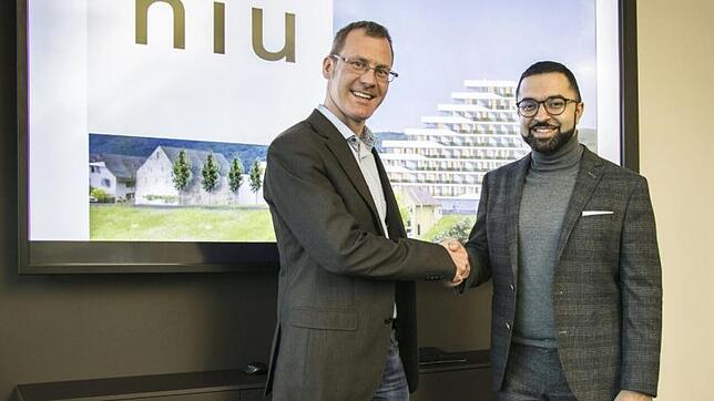 Thomas Asal (links) und David Etmenan vor einer Visualisierung des Hotels am Hörnle. Auch Bürgermeister Tobias Benz freut sich, dass ein ...