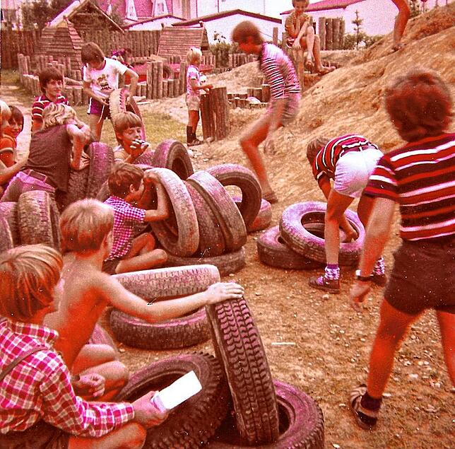 Die Kinder hatten ihren Spaß mit den Reifen, mit denen sie einen Hang herunterrutschen konnten.