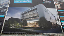 Ein großes Plakat weist an der Reichenaustraße auf das zuletzt unter Beobachtung stehende Projekt Maxx-e-motion hin.