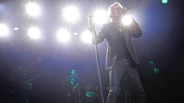 Licht an: Matthias Reim heizte bei seinem Konzert dem Publikum mächtig ein.