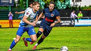 Gegen den FSV Bietigheim-Bissingen (links Vincent Fitze) hatte der Türk. SV Singen um Volkan große Ziele – am Ende musste sich die ...