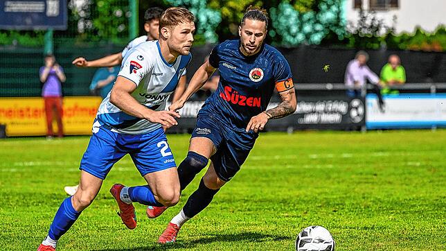 Gegen den FSV Bietigheim-Bissingen (links Vincent Fitze) hatte der Türk. SV Singen um Volkan große Ziele – am Ende musste sich die ...