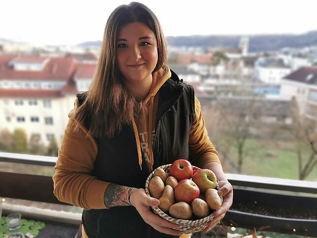 Katrin Wolfrum teilt gerne Lebensmittel, die ihr selbst zu viel sind, wie etwa Kartoffel oder Äpfel.  Bild: Privat