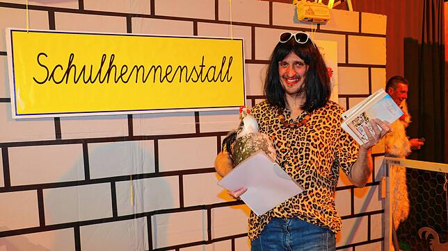 Der Chef der Holzer-Gruppe, Ralf Strittmatter, schlüpfte für den Sketch „Dorfgespräch im Schulhennenstall“ in die Rolle der ...
