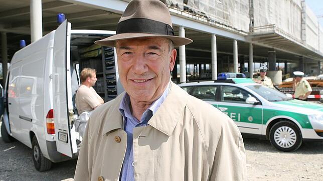 Dietz-Werner Steck, als Hauptkommissar Ernst Bienzle 2006 bei Dreharbeiten zu einem Tatort