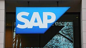 Das Logo des Software-Unternehmens SAP Deutschland SE & Co. KG hängt an der Fassade des Unternehmenssitzes in Hamburg.