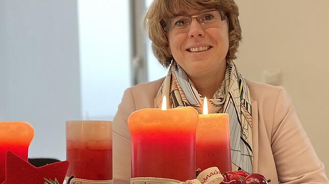 Singens Bürgermeisterin Ute Seifried mit Adventskranz auf einem Archivbild vom Dezember 2021. Im nächsten Jahr endet ihre aktuelle Amtszeit.