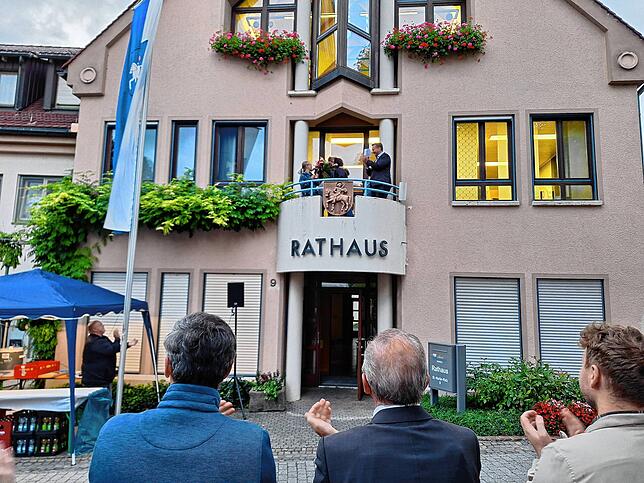 Der Moment der Verkündung: Amtsinhaber Ralf Meßmer (rechts, auf dem Balkon) freut sich über sein Ergebnis von 97 Prozent.