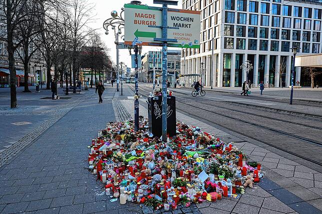 Blumen und Kerzen stehen im Gedenken an die Anschlagsopfer an einer Straßenbahnhaltestelle auf dem Breiten Weg. Vier Tage vor ...