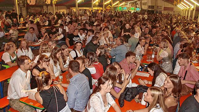 Das Ehinger Herbstfest ist ein Garant für gutes Essen, viel Musik und fröhliche Stimmung. Auch bei der 58. Auflage waren schon bald nach ...
