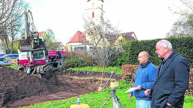 Klaus Landen (links), Leiter von Mariahof, schaut sich gemeinsam mit Stadtjugendpfleger Sasa Hustic den Beginn der Bauarbeiten auf dem ...