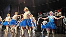 Das Männerballett &bdquo;Big Hegi Beats&ldquo; wirbelt in Tüllröckchen und Perücke über die Bühne und erntet frenetischen Beifall.