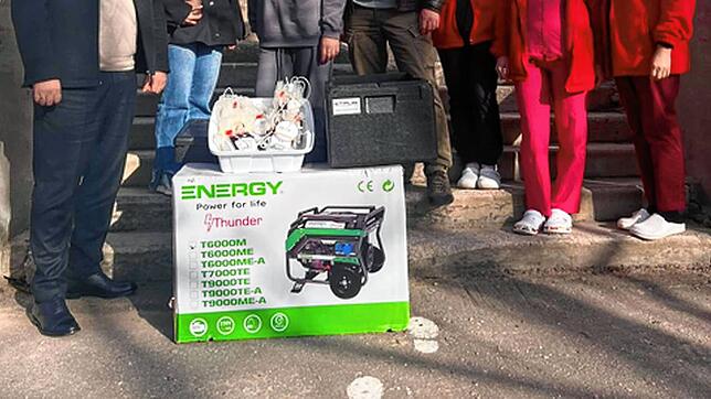 Die Freunde aus dem Rotary-Club Charkiw Phoenix bringen den Generator, den der RC Furtwangen-Triberg in die Ukraine geschickt hat, im ...