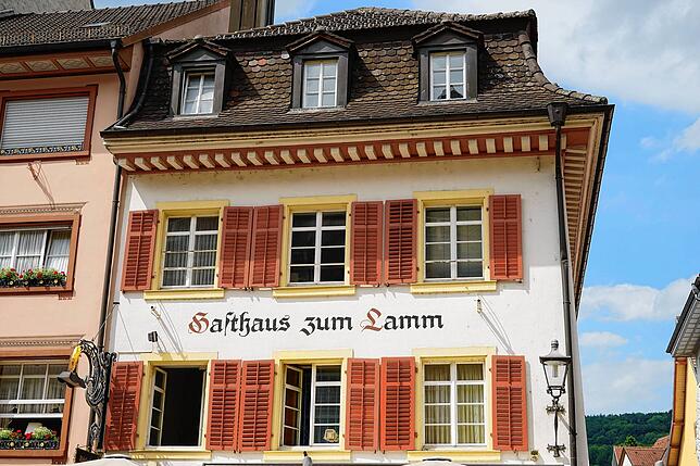 Schon 1729 war das Gasthaus zum Lamm erstmals eine Gaststätte &ndash; nachdem ein Metzgergeselle eine Wittwe in Not rettete.