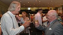 Künstler Peter Lenk stößt bei der Vernissage im dicht gefüllten Überlinger Kursaal mit seinem langjährigen Gönner Wilderich Graf von und ...