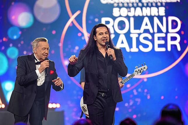 Roland Kaiser und Comedian Bülent Ceylan (rechts) bringen eine Rock-Version von Kaisers Nummer-eins-Hit &bdquo;Santa Maria&ldquo; auf ...