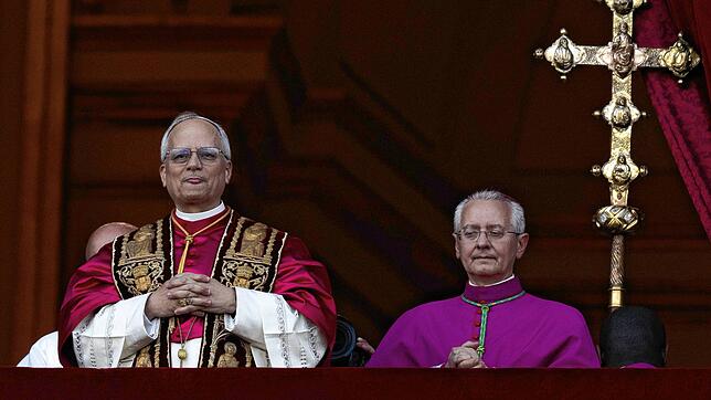 Diesen Moment verpasst Stadtpfarrer Martinho Dias Mértola: Der neu gewählte Papst Robert Prevost erscheint nach dem Konklave auf dem ...