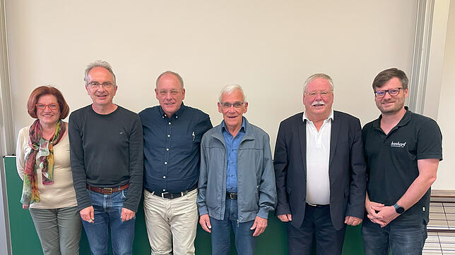 Der neue und vorige Vorstand des VFDU (von links): Veronika Wehrle, Johannes Graf (beide Kassenprüfer), Rainer Lübbers ...