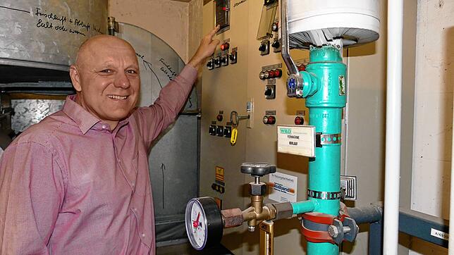 Matthias Möhrle kümmert sich um das verwaltungsinterne Energiemanagement der Gemeinde Rielasingen-Worblingen. Er versucht, die Kosten ...
