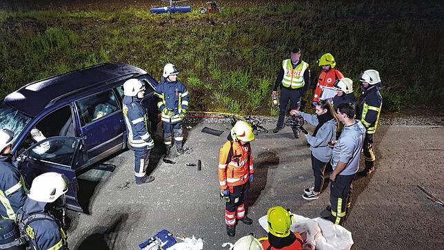 Die Feuerwehr Lauchringen drehte gemeinsam mit Einsatzkräften von DRK und Polizei einen Kurzfilm zum Thema &bdquo;Ablenkung kann tödlich ...