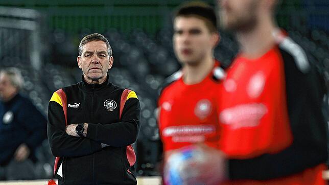 Alfred Gislason, Trainer der deutschen Handball-Nationalmannschaft, leitet das Training in der Merkur-Spiel-Arena. Am Mittwoch, 10. ...