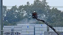 Mit einer Drehleiter löschen die Einsatzkräfte den Brandherd. Um kurz vor 4 Uhr ist der Brand ausgebrochen. Auch am späten laufen noch ...