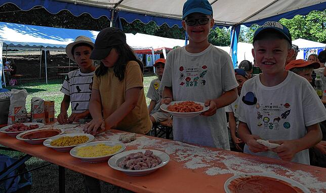 Pizza schmeckt immer. Selbst belegt schmeckt sie Nico, Miriam, Lennart und Tom (von links) aber noch besser.