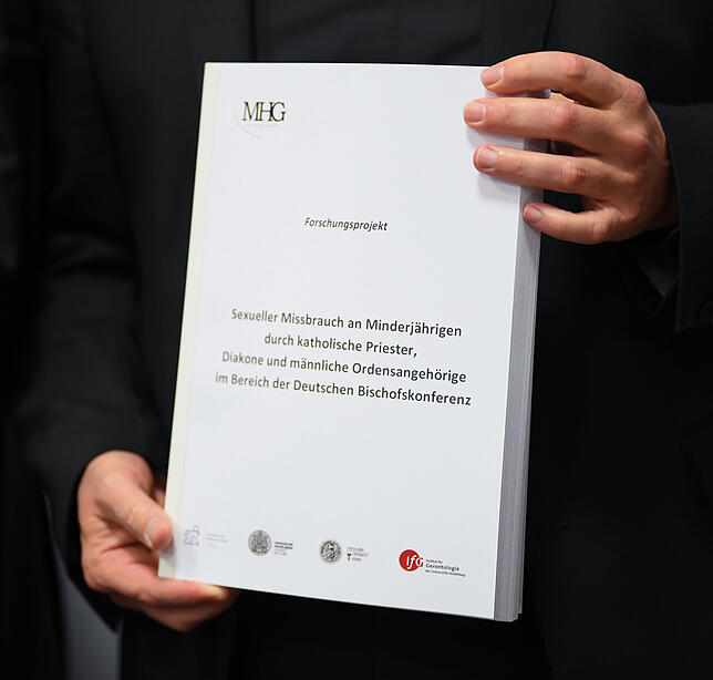 Stephan Ackermann, Bischof von Trier und Beauftragter für Fragen des sexuellen Missbrauchs im kirchlichen Bereich, hält zu Beginn einer ...