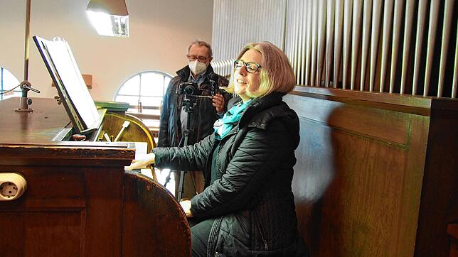 Voller Hingabe spielt Birgit Mehlich die Orgel der Gottmadinger Luther-Kirche, während Hans-Peter Barth die Sequenz mit seiner Kamera ...