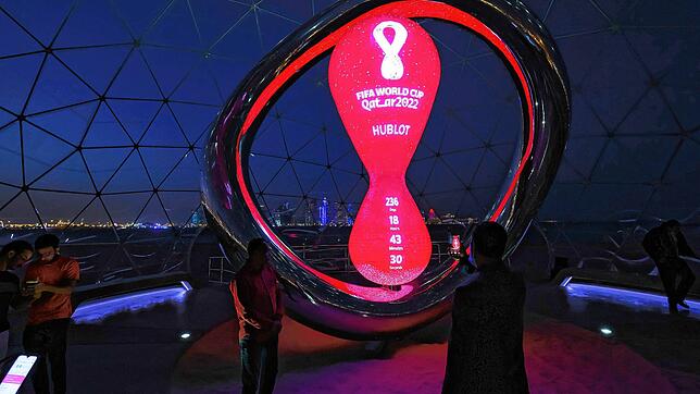 Die Countdown-Uhr in Katar an der Corniche Promenade mit der Skyline der West Bay von Doha zeigt an, wann die Fußball-Weltmeisterschaft ...