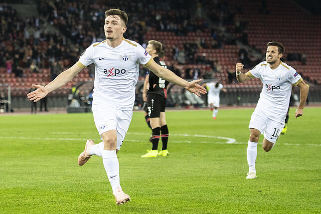 Leverkusen Zürich Zürichs Toni Domgjoni (l) freut sich neben Antonio Marchesano über seinen Treffer zum 2:2.