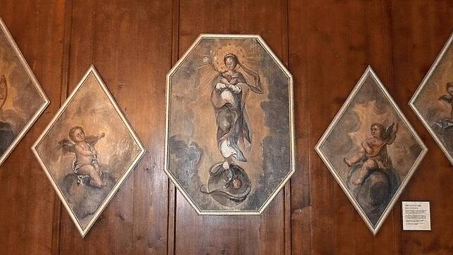 Die fünf Bildtafeln an der Wand des Bürgersaales vor der Restaurierung des Rathauses. Gegenwärtig hängt dort eine moderne Uhr. Ob die ...