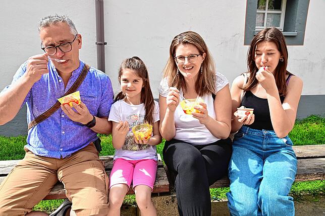 Sie kommen wegen des leckeren Eises sowie zum Shoppen nach Villingen und genießen den Tag rundum: Familie Michael, Franziska, Corinna ...