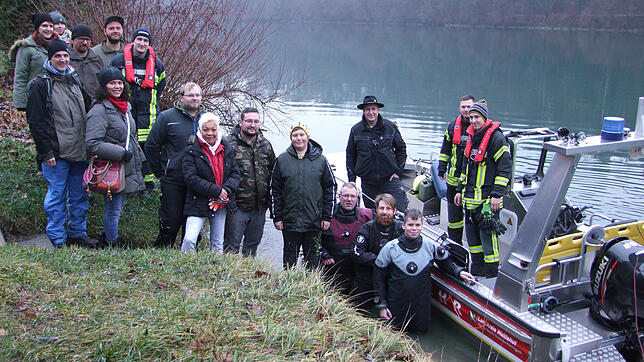 In einer gemeinsamen Aktion von Angelsportverein, Schwimmclub, Tauchschule und Feuerwehr befreiten die Helfer den Rhein von im Wasser ...