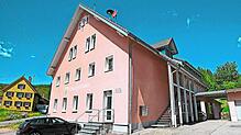 Der Gemeinderat diskutiert im Dorfgemeinschaftshaus in Urach die Unterbringung von Flüchtlingen.  Foto: Jürgen Liebau