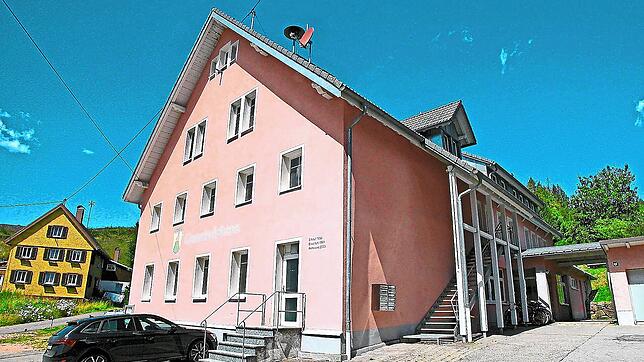 Der Gemeinderat diskutiert im Dorfgemeinschaftshaus in Urach die Unterbringung von Flüchtlingen.  Foto: Jürgen Liebau