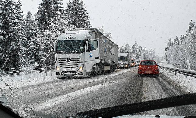 Auf der B33 in Richtung Bad Dürrheim blieb ein Lastwagen stecken. Schnell staute sich der Verkehr in Richtung Villingen.