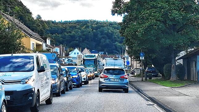 Nadelöhr Schwörstadt: Eine Baustelle und Transitverkehr führen derzeit täglich zu langen Stau. Foto: Helmut Kohler