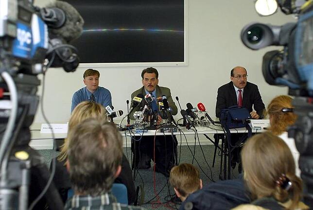 Erklärungsversuche nach der Katastrophe 2002: Anton Maag (Mitte), Leiter des Zürcher Kontrollcenters, sowie Tower-Chef Andreas Heiter ...