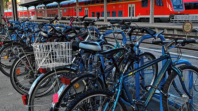 Fahrräder reihen sich am Waldshuter Bahnhof in Reih und Glied: Ab dem ersten März können Schüler und Jugendliche mit dem ...