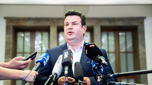 Kommen seine harten Sanktionen oder nicht? Arbeitsminister Hubertus Heil ist mal wieder mit dem Bürgergeld beschäftigt.