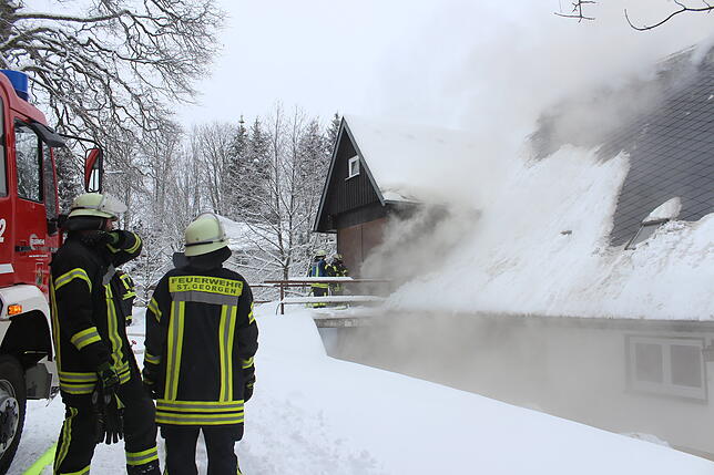 Bild 5: Feuerwehr kann Hof "Im Grund" nicht mehr retten - Sehen Sie hier die Bilder vom Einsatz